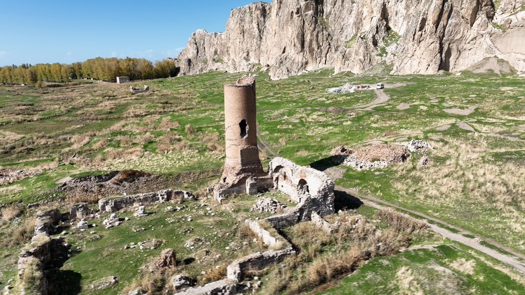 Selçuklu dönemine ait tarihi Van Ulu Cami’nin restorasyon çalışmaları başladı