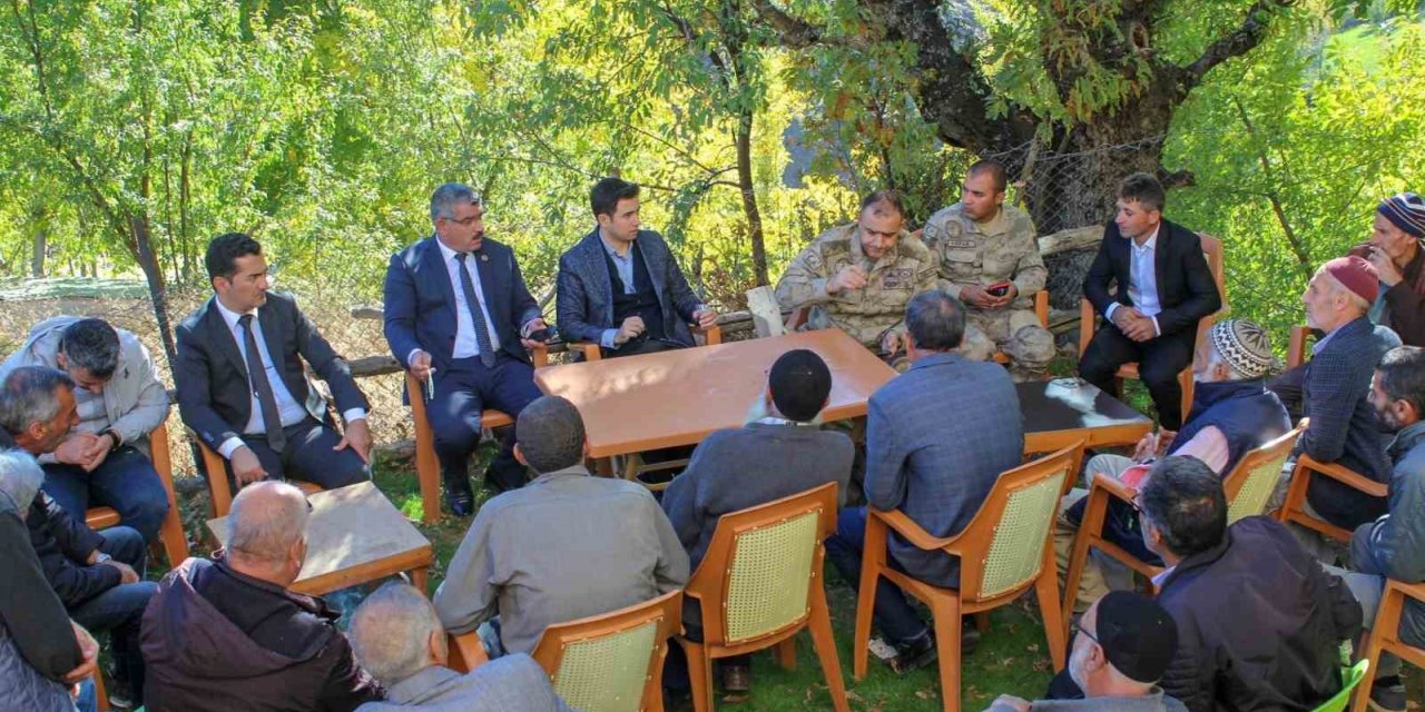 Genç kaymakamı, köy sakinlerinin taleplerini dinledi