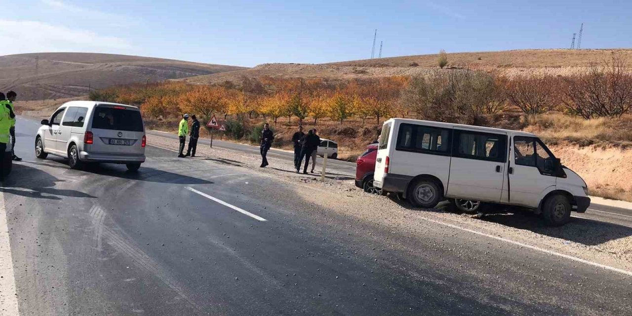 Malatya’da otomobil ile minibüs çarpıştı: 5 yaralı