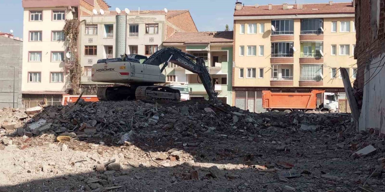 Malatya’da ağır hasarlı binaların yıkımı sürüyor