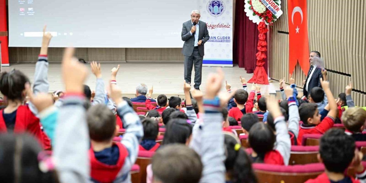 Güder, öğrencilerle birlikte kitap okudu