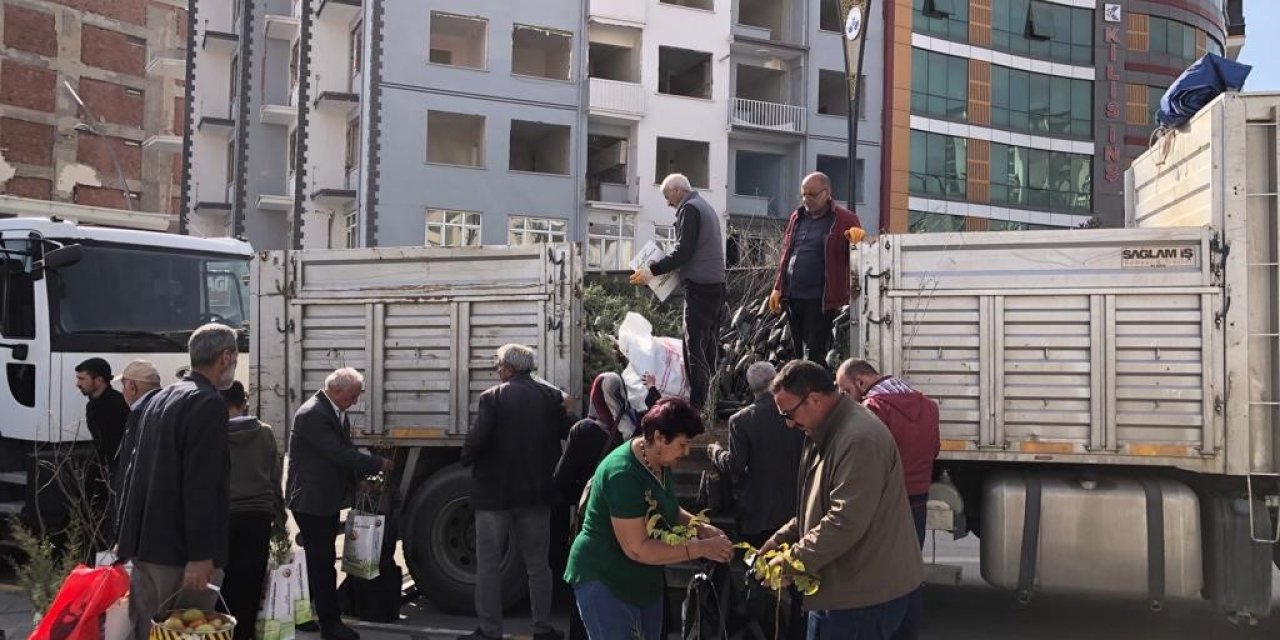 Elazığ’da vatandaşlara ücretiz fidan dağıtıldı