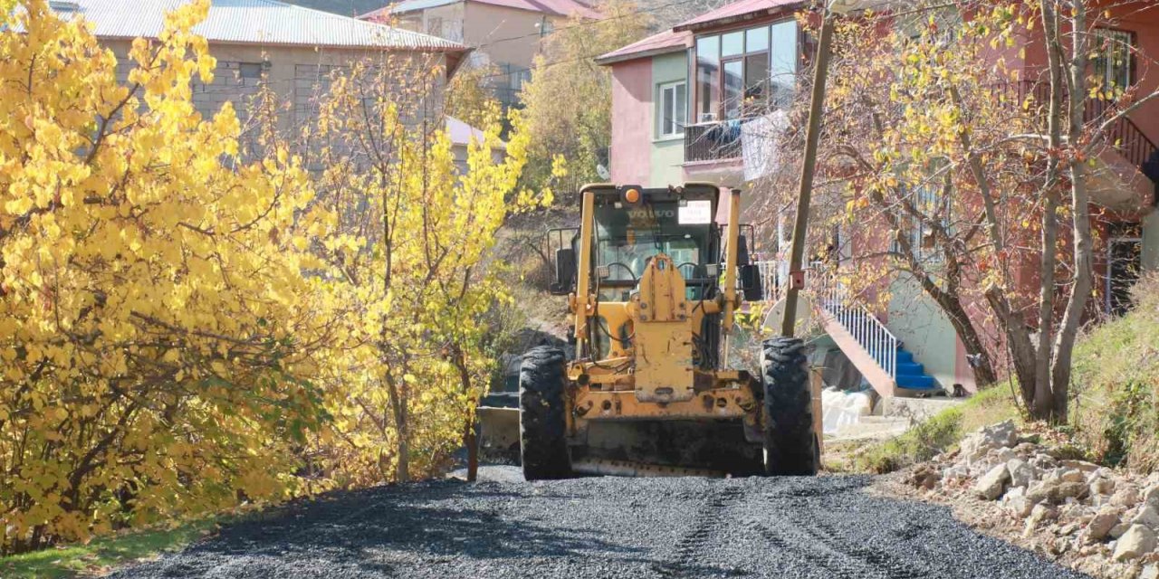 Hakkari’de yol asfaltlama çalışması