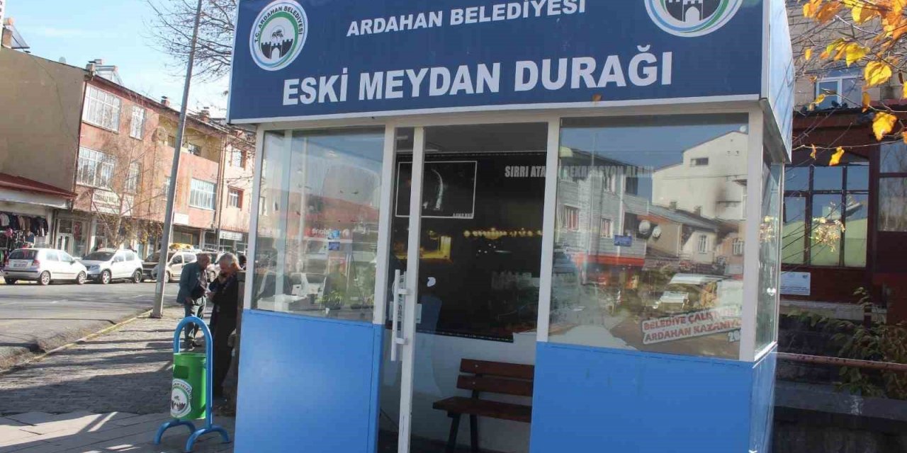 Dolmuş durakları tahrip edildi