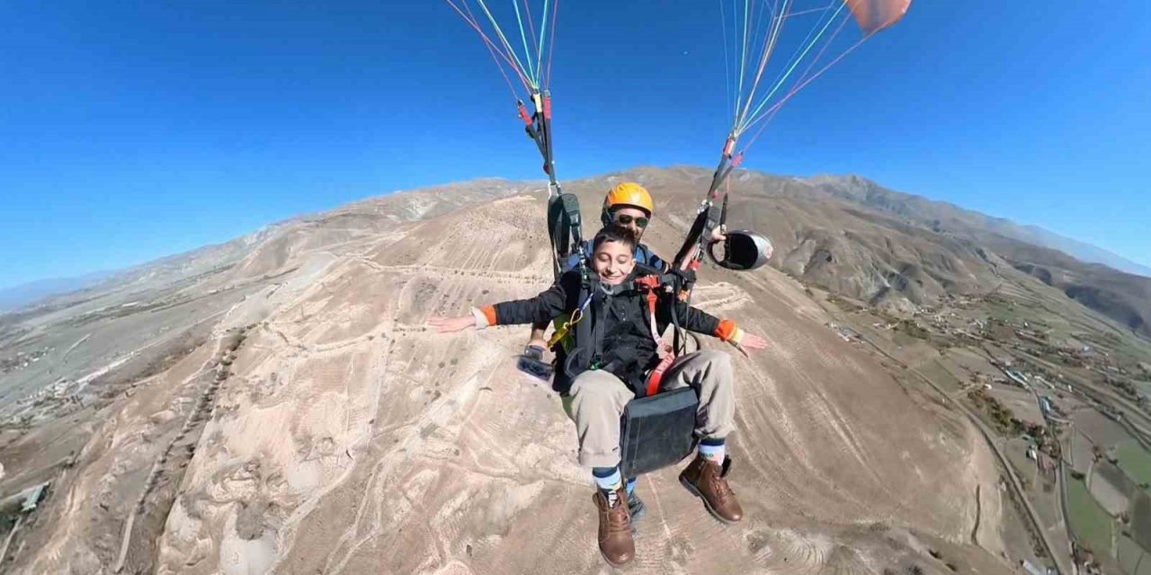 Özel çocukların adrenalin dolu yamaç paraşütü deneyimi