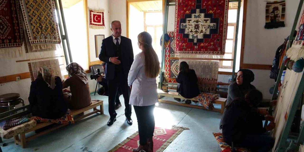 Başkan Akman’dan kilim ve halı dokuma kursuna ziyaret