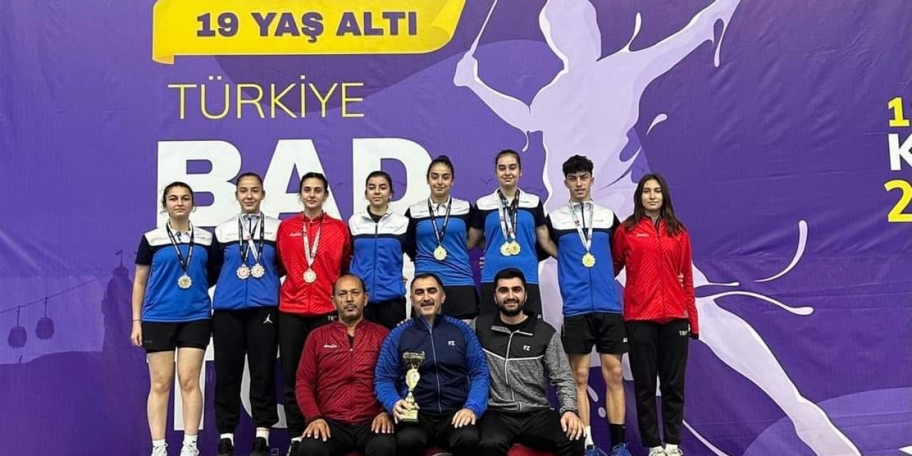 Erzincanlı badmintoncular, Samsun’dan madalyalarla döndüler