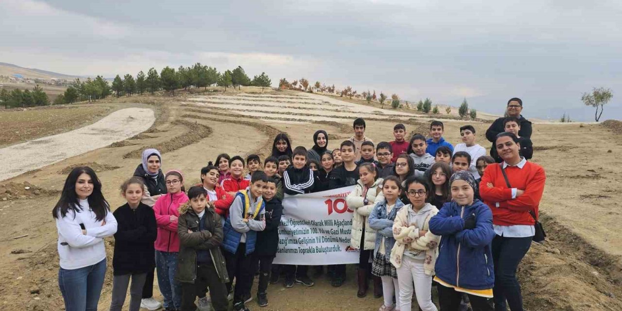 Elazığ’da öğrenciler, Cumhuriyet’in 100. yılında 100 fidan dikti