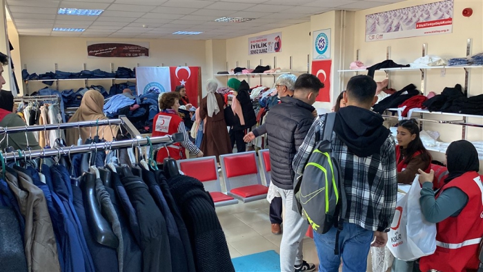 Türk Kızılay’ı Üniversite Butik Evi’nde öğrencilere kışlık giysi dağıttı