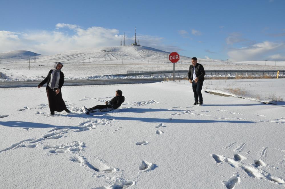 Kars beyaza büründü, vatandaşlar kartopu oynadı