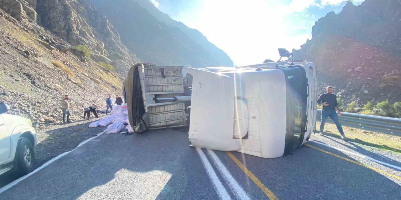 Hakkari Çukurca karayolunda un yüklü tır devrildi: 1 yaralı