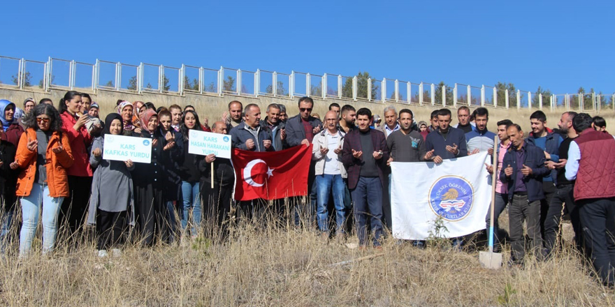 Kars'ta KYK'lı öğrenciler bin fidanı toprakla buluşturdu