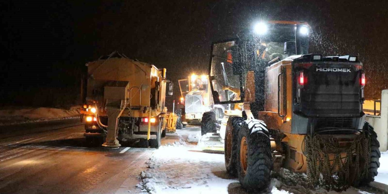 Erzincan’ın yüksek kesimlerinde kar ve tipi ulaşımı etkiledi