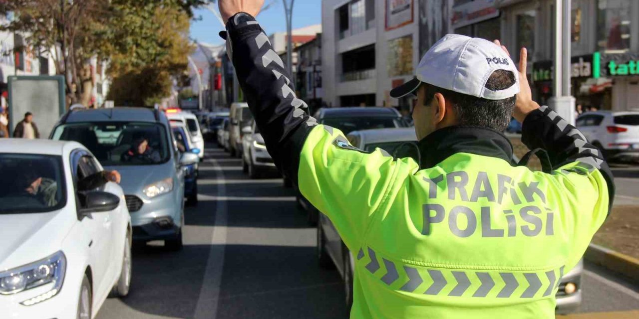 Erzincan’da 810 sürücüye ve 2 bin 683 araç tescil plakasına trafik idari para cezası uygulandı