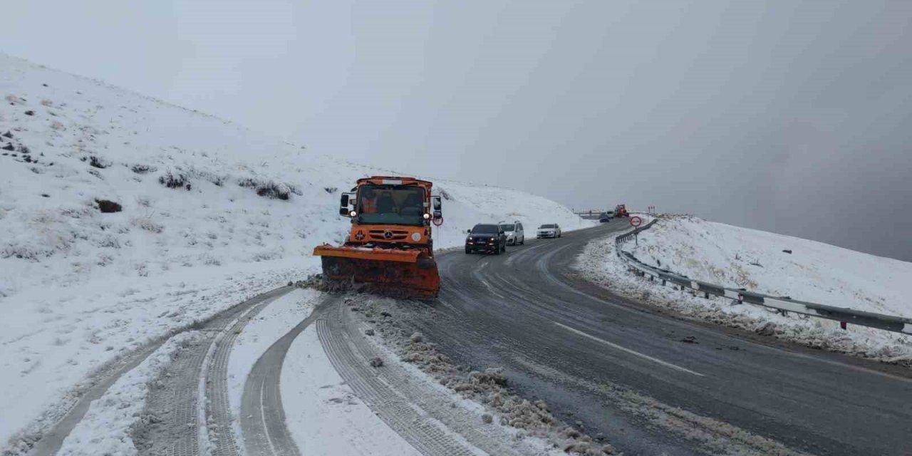 Van’da 2 bin 730 rakımlı Güzeldere Geçidi’nde kar yağışı