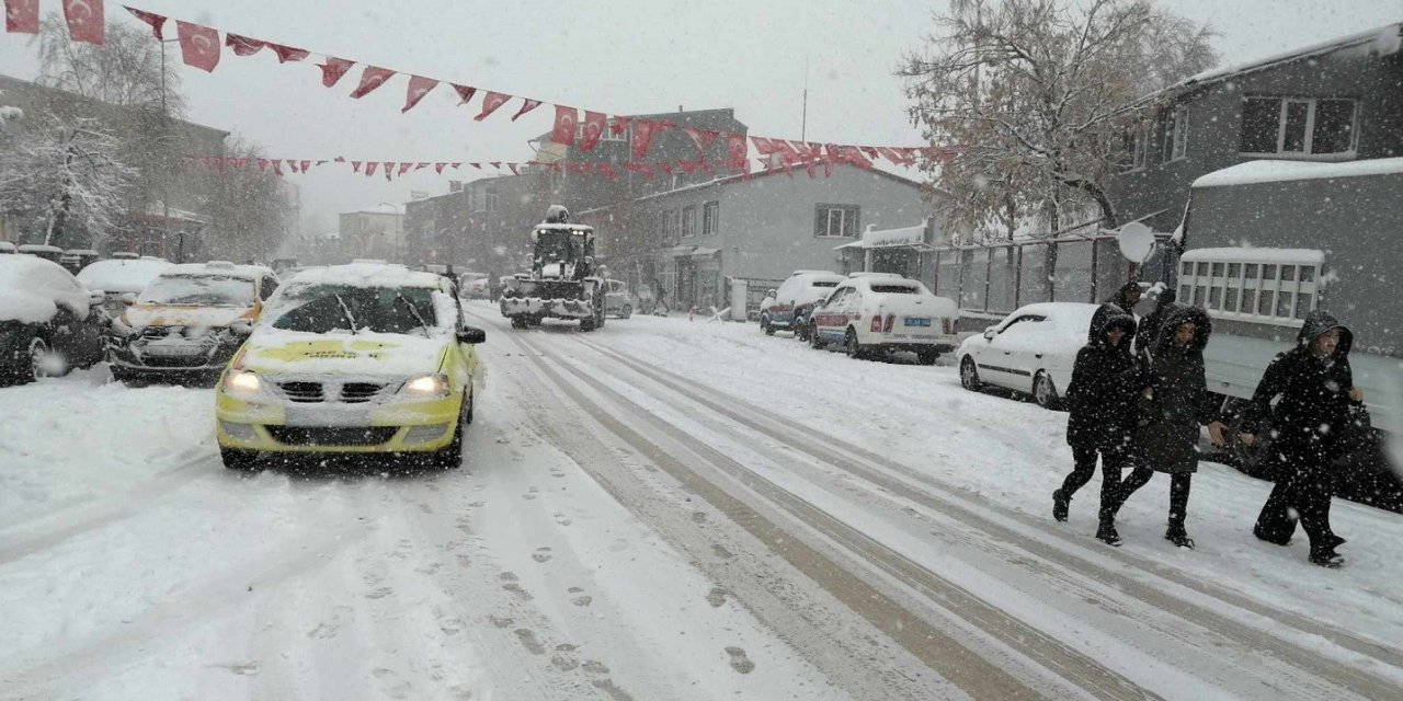 Çıldır B-beyaz gelinliğini giydi