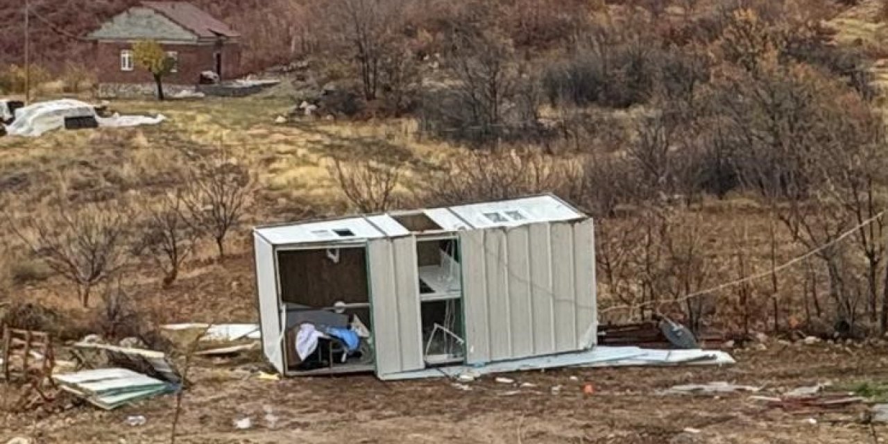 Malatya’da şiddetli fırtına konteyneri uçurdu