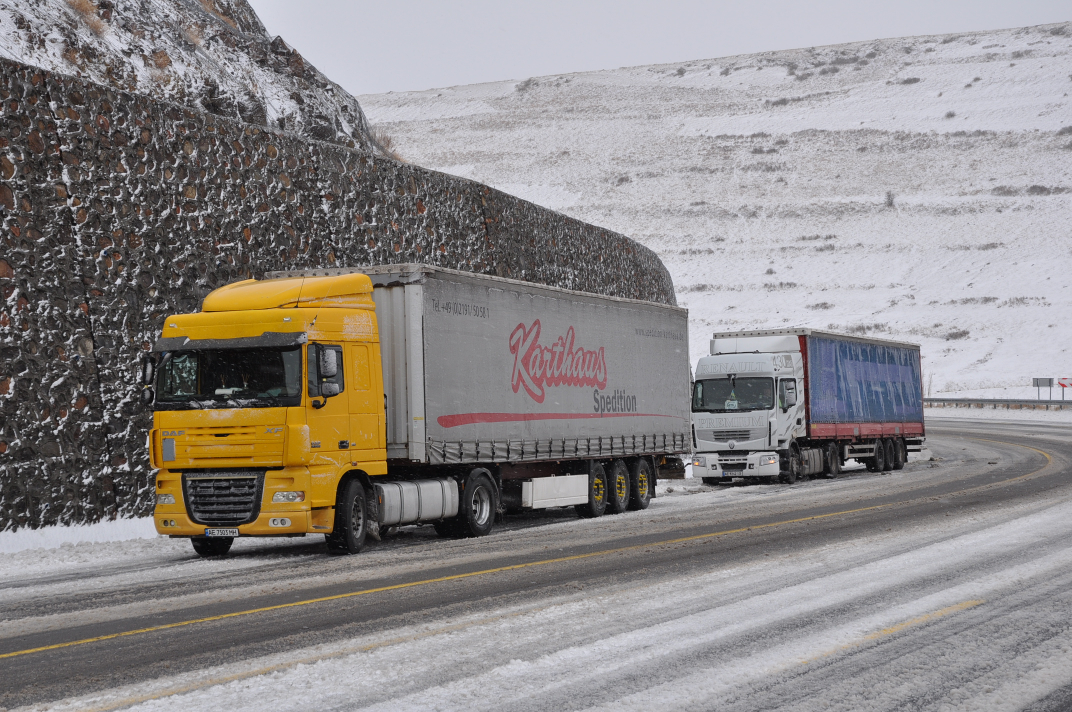 Kars'ta TIR'lar, buzlanma nedeniyle yolda kaldı