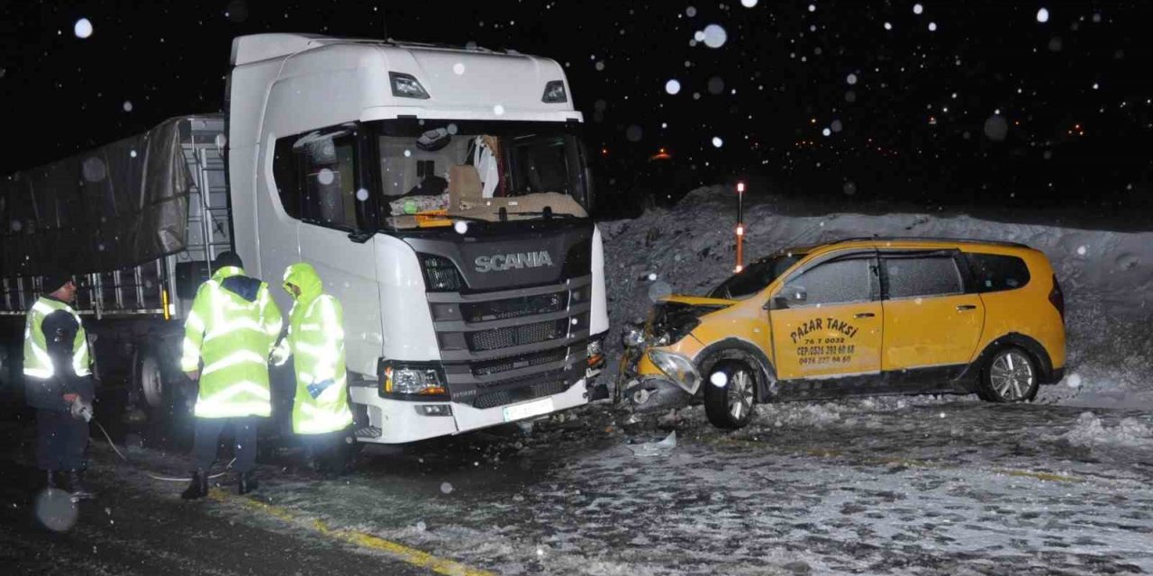 Kars’ta tır ile taksi çarpıştı: 1 ölü, 3 yaralı