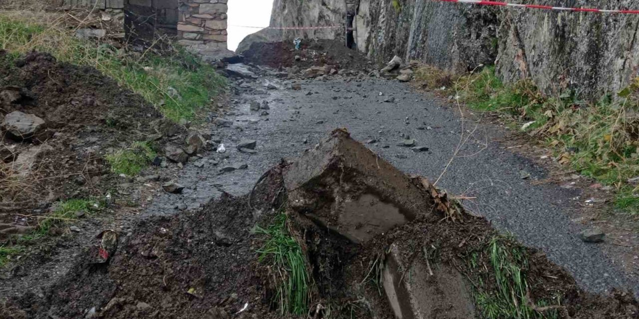 Mir Kalesi yolu kaya tehdidine karşı trafiğe kapatıldı