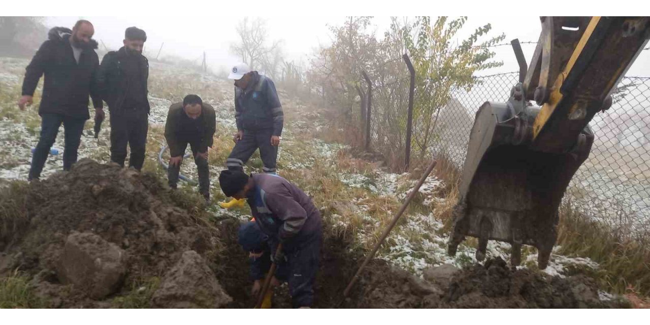 Belediye ekipleri olumsuz hava şartlarına rağmen arızaları gideriyor