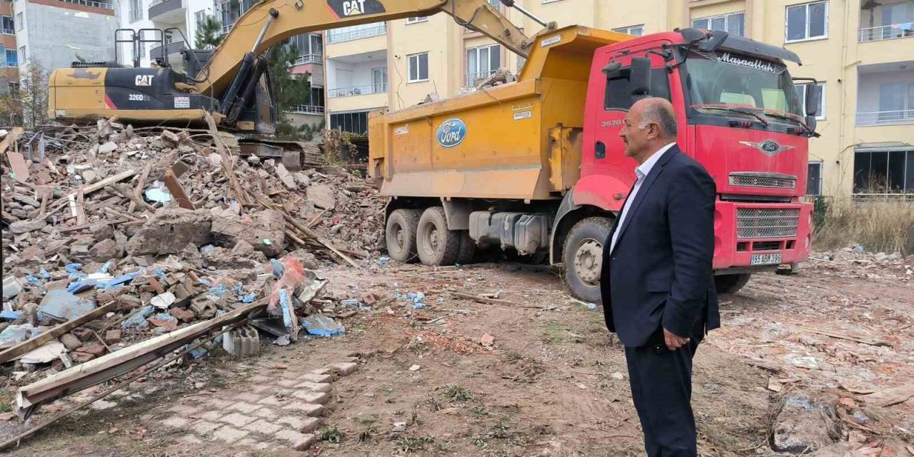 Doğanşehir’de ağır hasarlı binaların yıkımı sürüyor