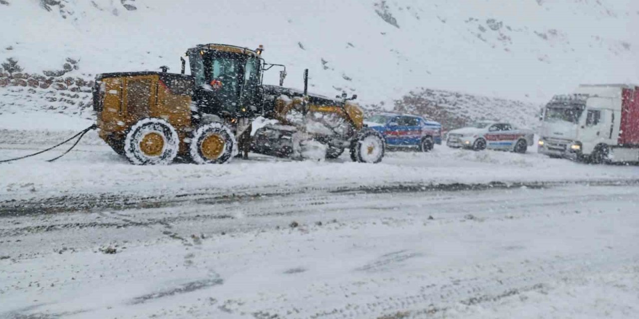 Jandarma karda mahsur olan vatandaşları kurtardı