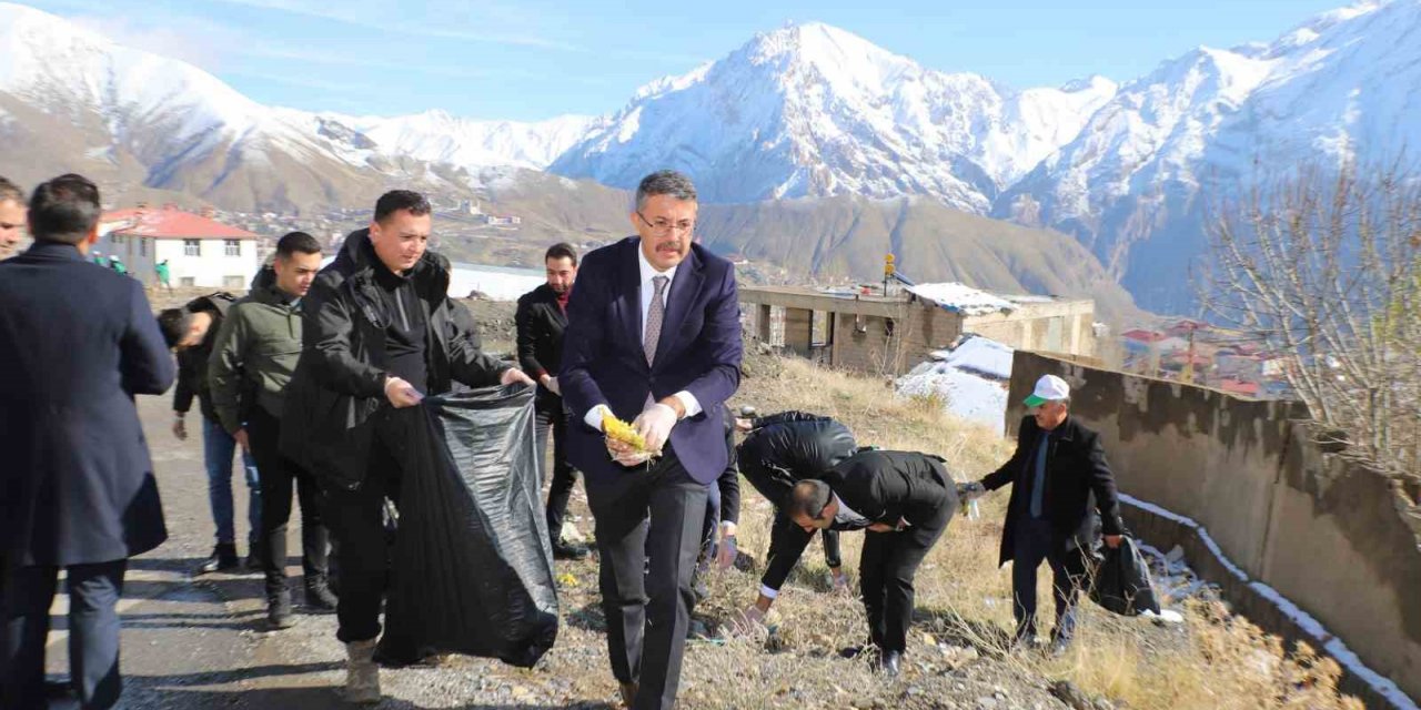 Vali Ali Çelik, öğrencilerle çöp topladı