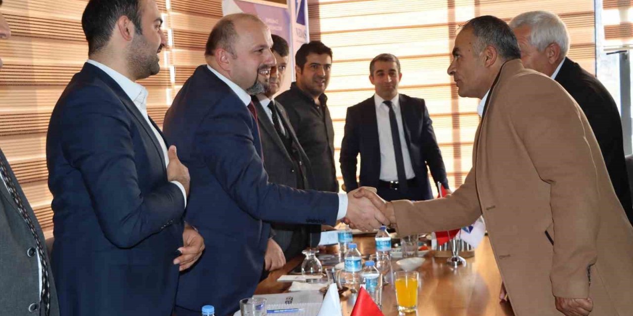 VEDAŞ heyeti Hakkarili muhtarlarla toplantı yaptı