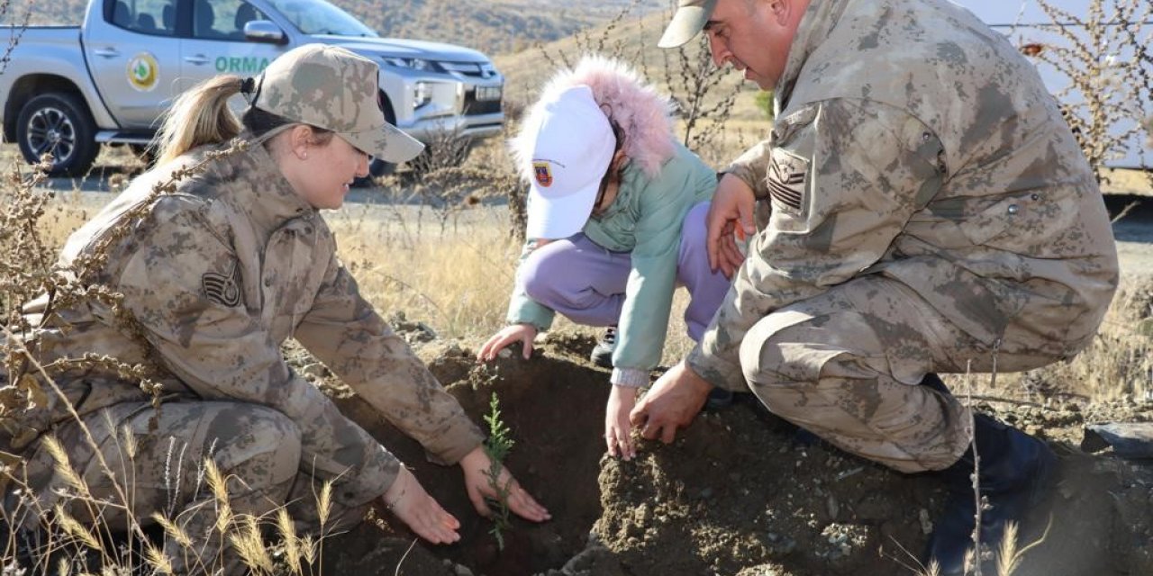 Elazığ’da jandarma ekipleri öğrencilerle fidan dikti