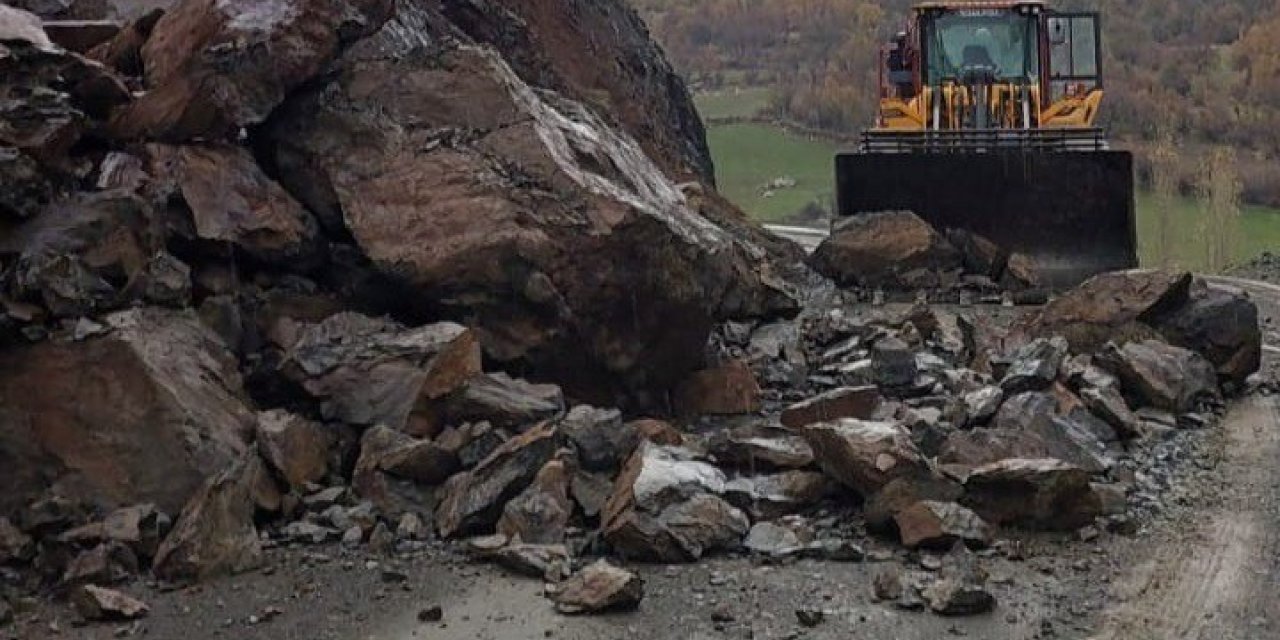 Şemdinli’de yola düşen kayalar temizlendi