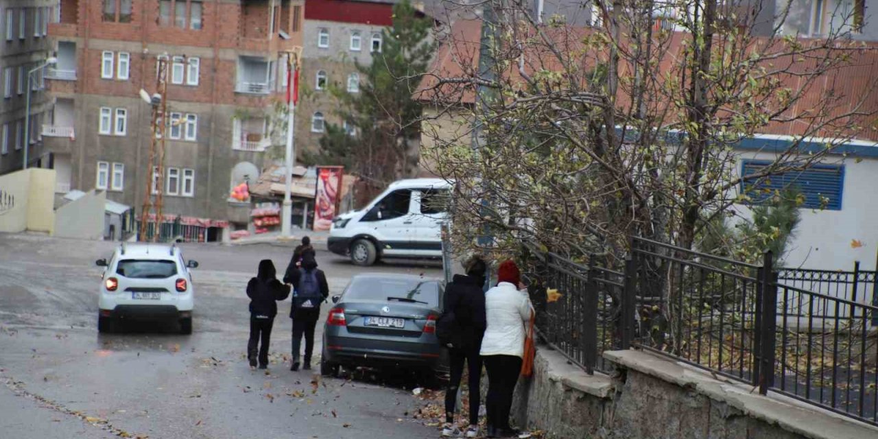 Hakkari’de kuvvetli rüzgar öğrencilere zor anlar yaşattı