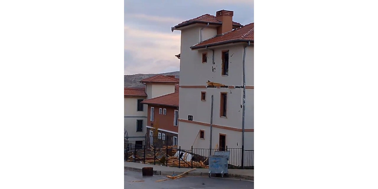 Elazığ’da fırtına çatıları uçurdu