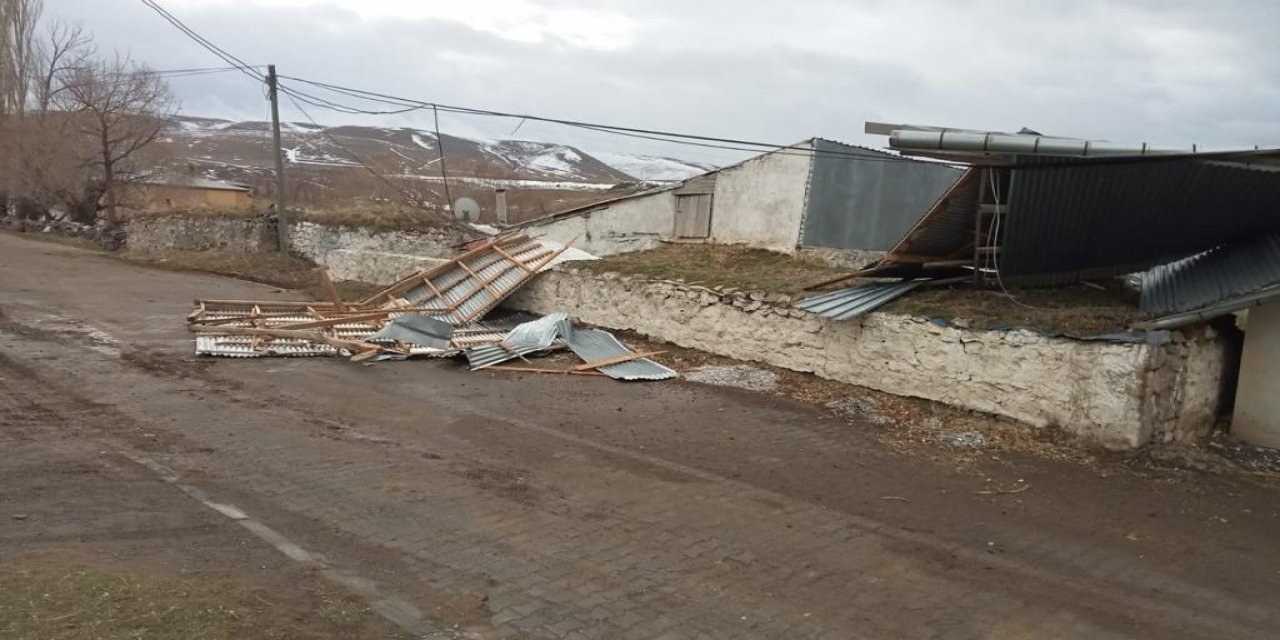 Kars’ta 3 köyde çatı uçtu