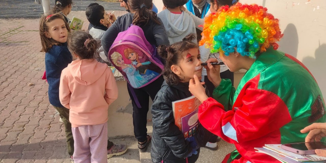 Gönüllü gençler, köy okullarına kitap desteği sağlıyor