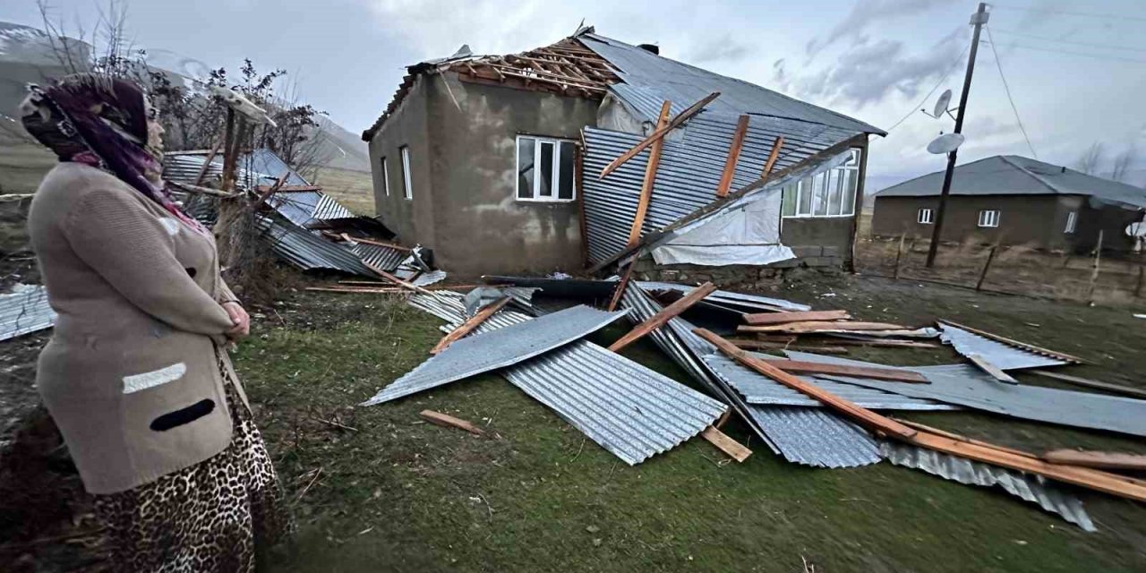 Fırtınada evlerinin çatısı uçan aile deprem zannederek kendilerini dışarı attı