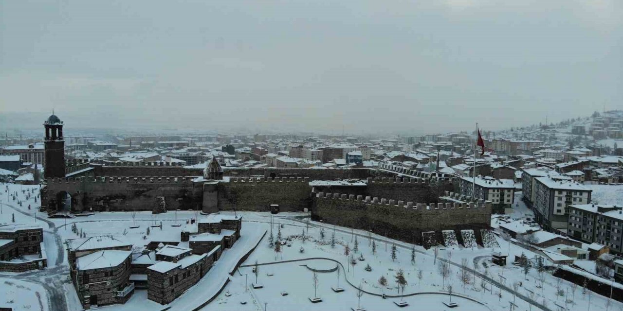 Erzurum karla beyaza büründü