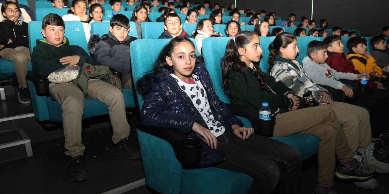 Van Büyükşehir Belediyesi öğrenciler için ücretsiz sinema projesi başlattı