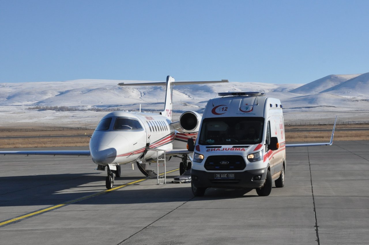 Ambulans uçak, hastalar için havalandı