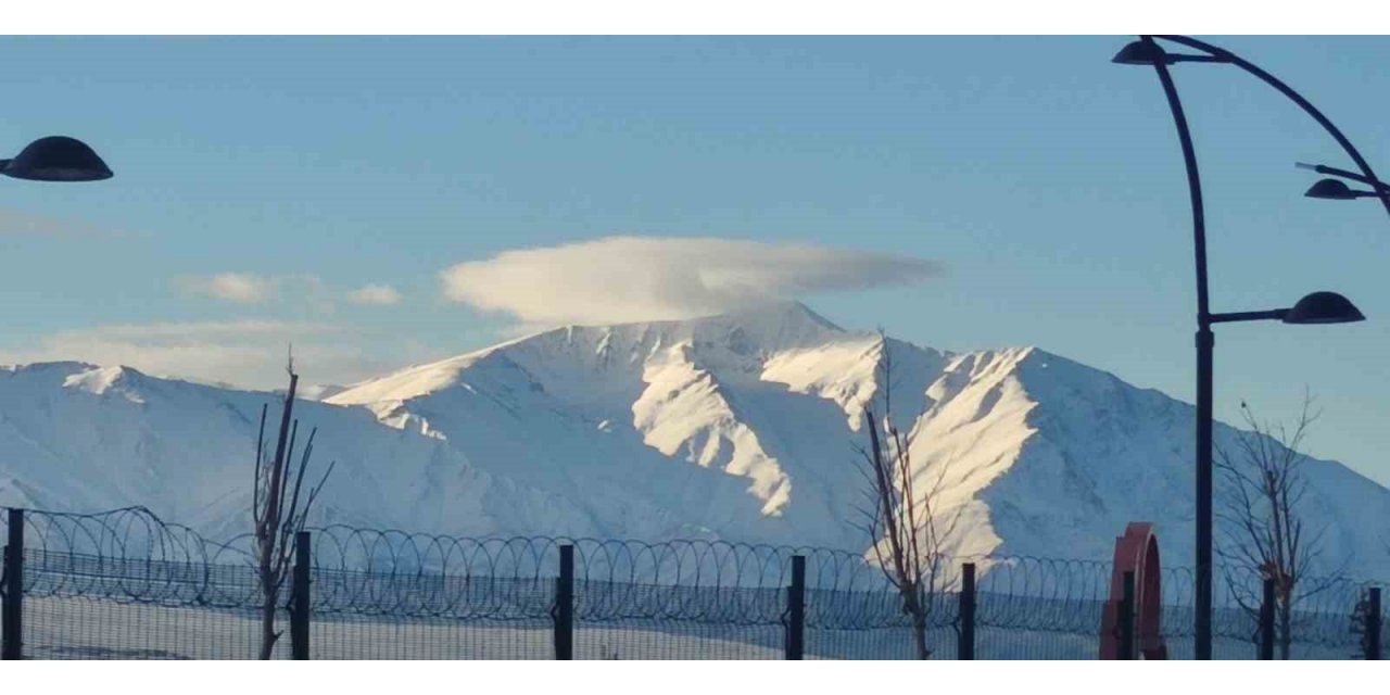 Artos Dağı’nın zirvesinde mercek bulutu oluştu