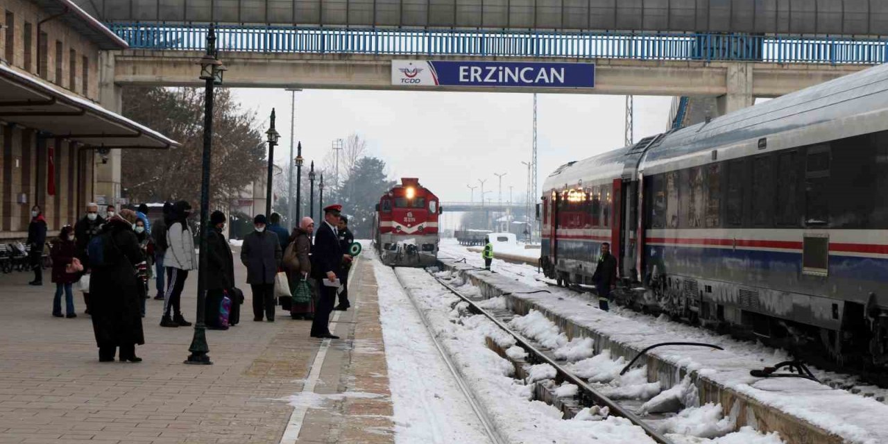 Tren geçiyor Erzincan bakıyor!