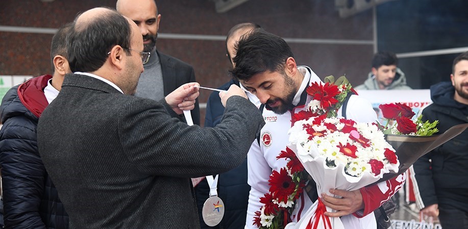 Gençoğlu, ETÜ’yü gururlandırmaya devam ediyor