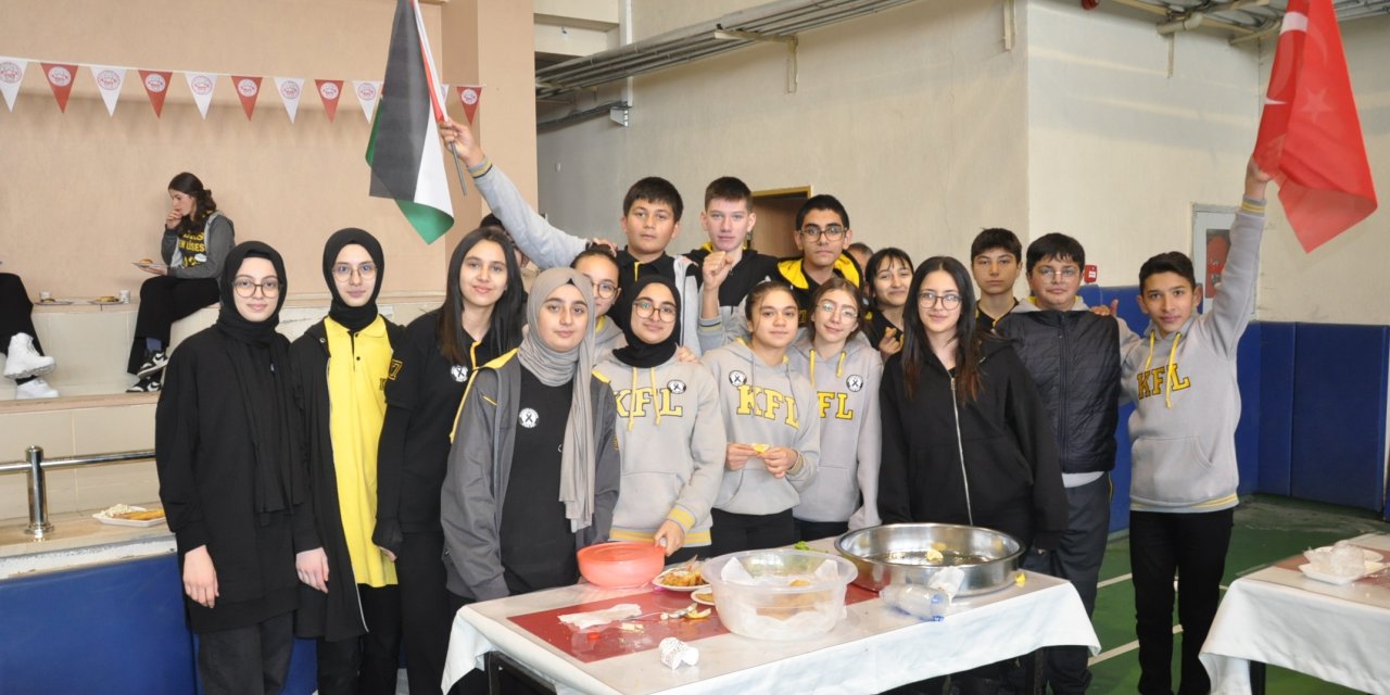 Kars Fen Lisesi öğrenci ve velilerinden Filistin'e destek amacıyla kermes düzenledi