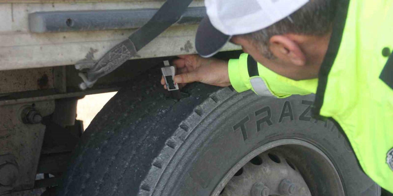 Erzincan’da trafik ekiplerinden zorunlu kış lastiği denetimi