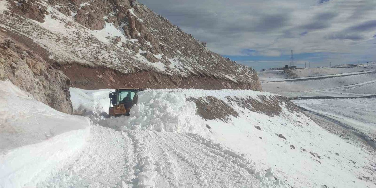 Yüksekova’da karla mücadele çalışması
