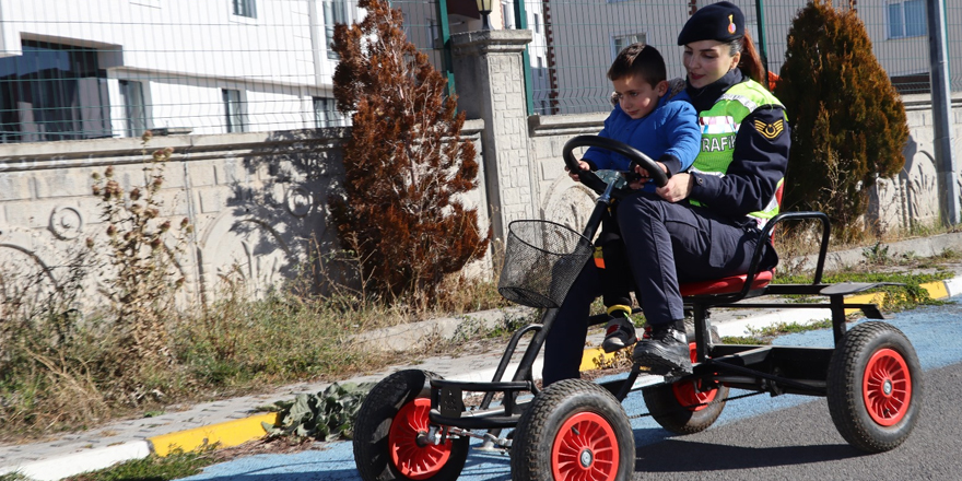 Karslı öğrenciler jandarmayla trafiği öğreniyor