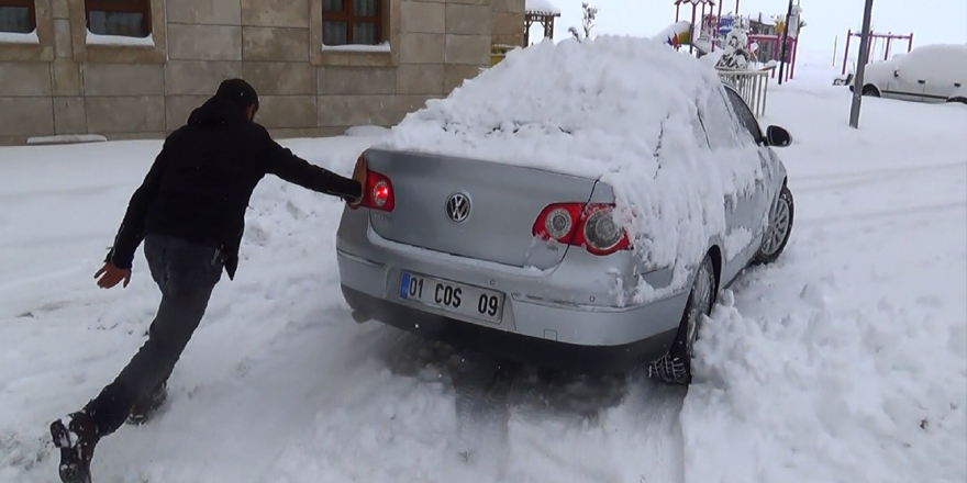 Yarım metre kar yağdı, araçlar yolda kaldı
