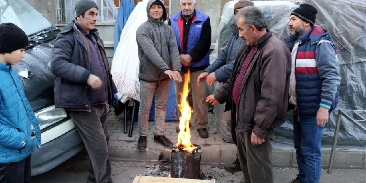 Erzincan’da soğuk havalar pazar esnafına soba kurdurdu