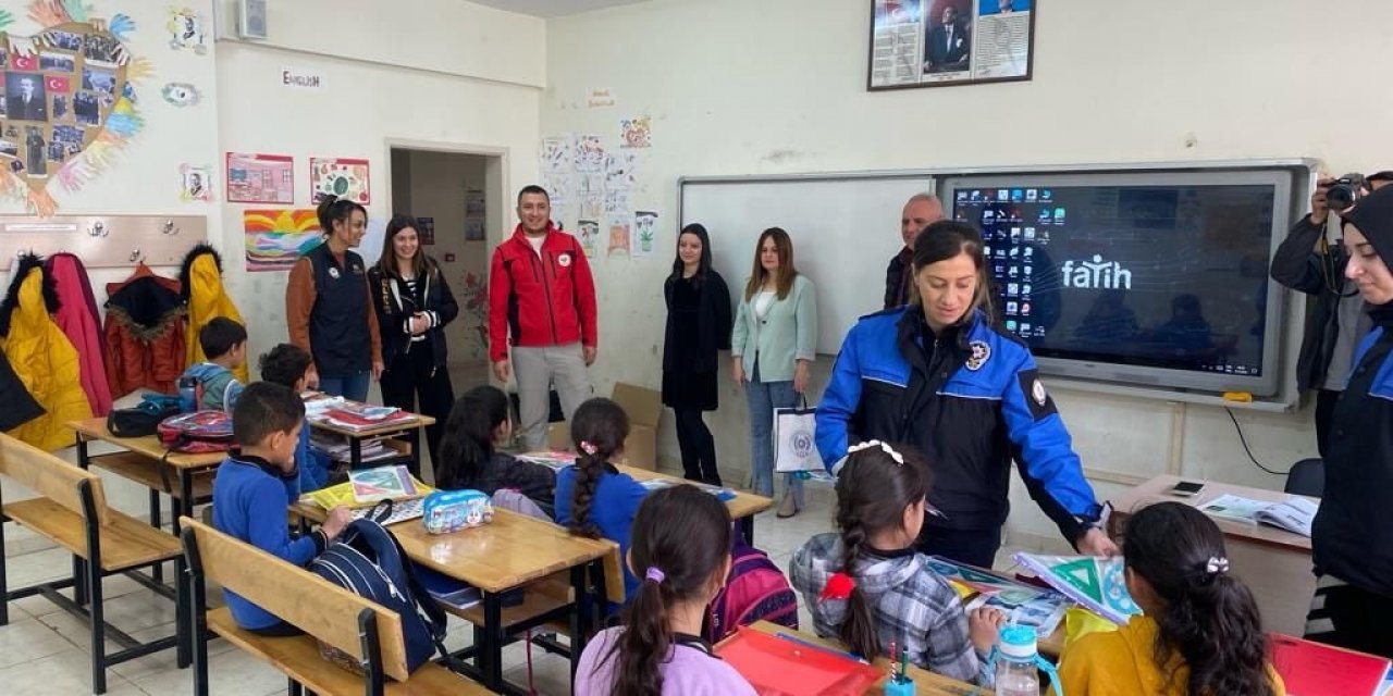 Hakkari polisi 50 öğrenciyi daha sevindirdi