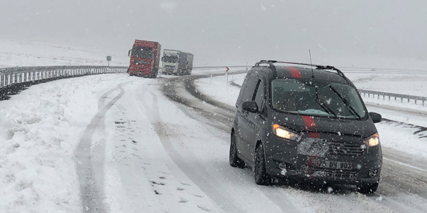 Kars'ta kar ve tipiden dolayı araçlar yolda mahsur kaldı